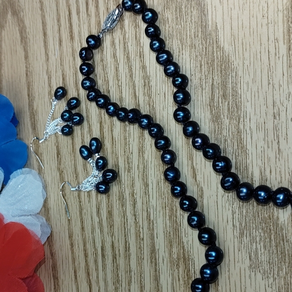 New Black Akoya pearl necklace and earrings. - Picture 5 of 8